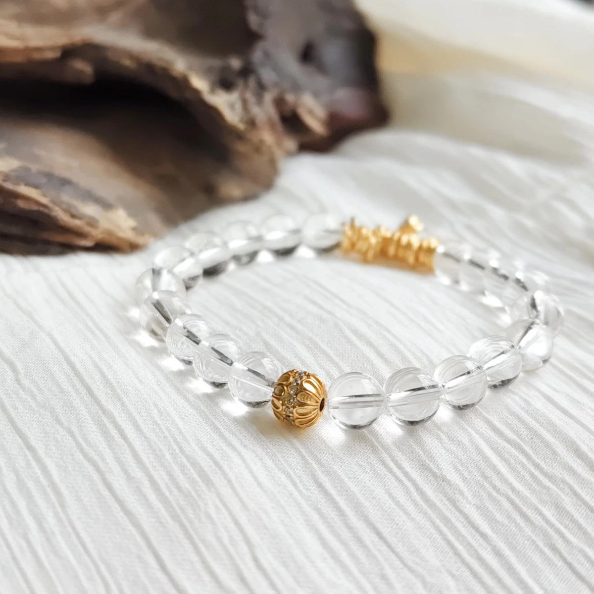 Bracelet en perles de quartz clair avec accents dorés