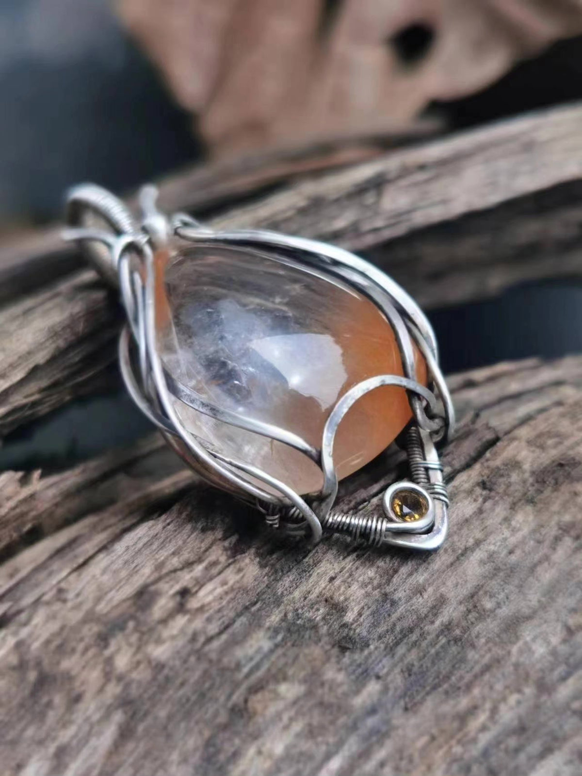 Pendentif en fil d'argent et quartz poils de lapin rose