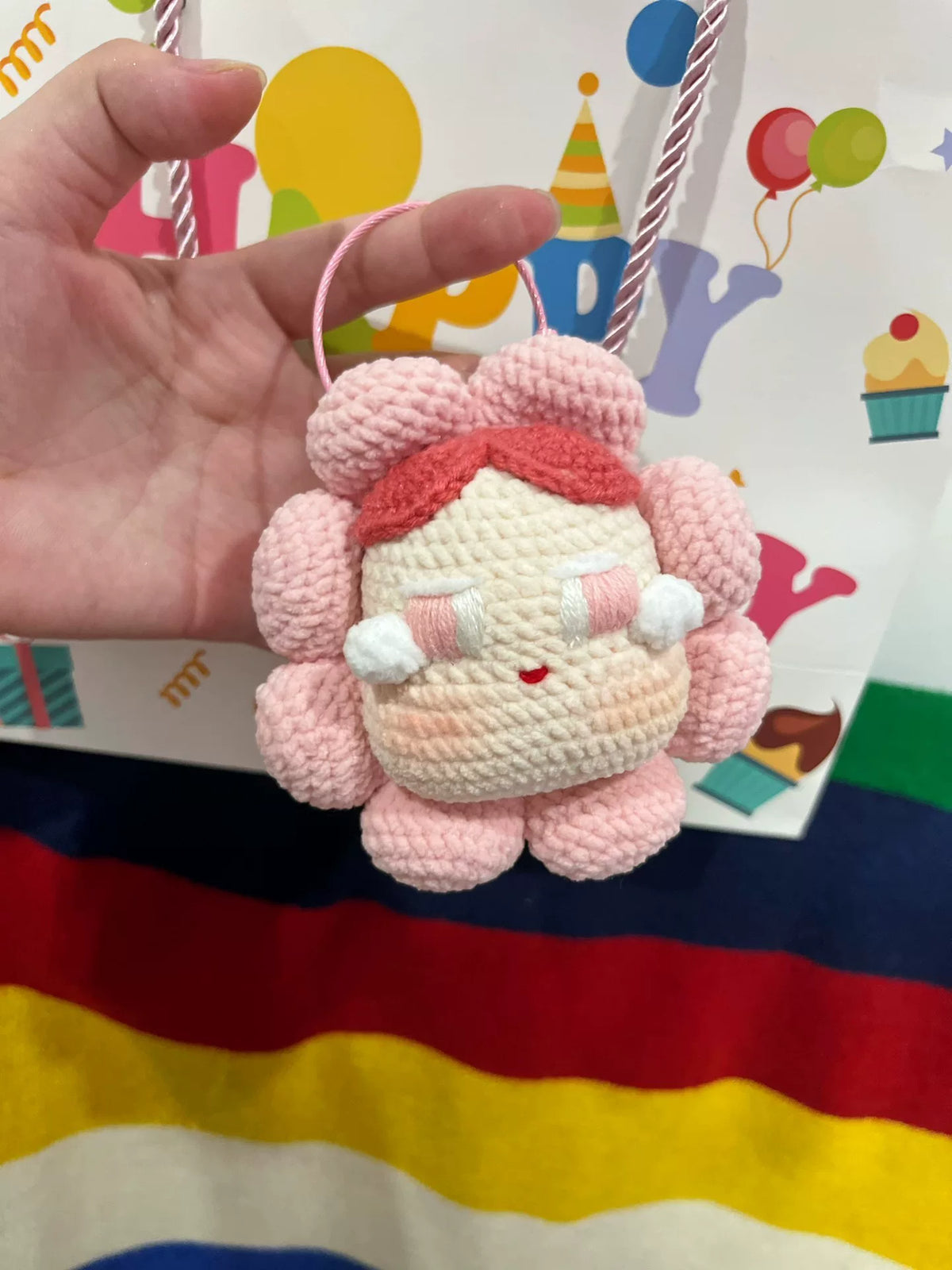 Colgante de bebé llorando rosa tejido a crochet