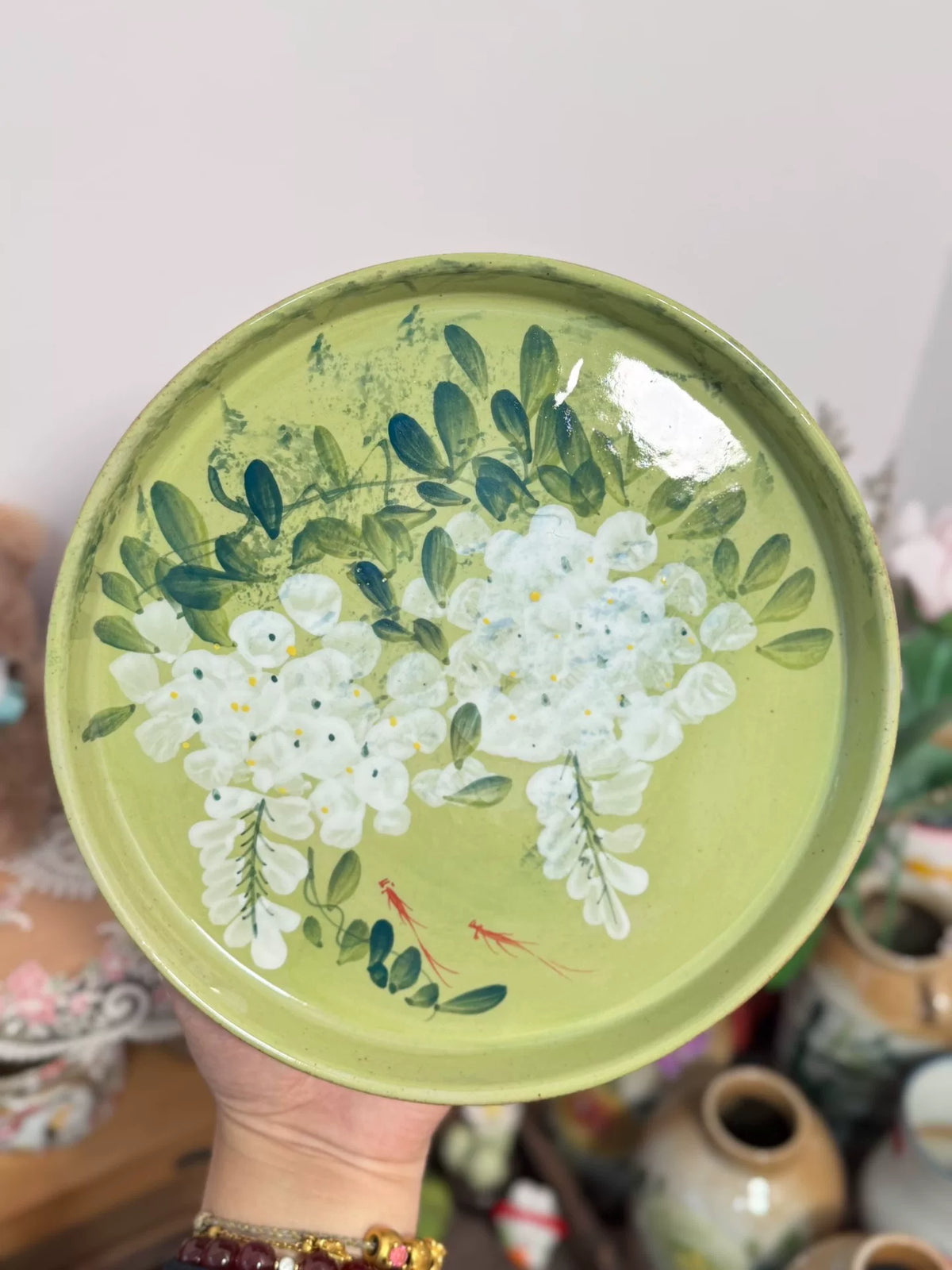 Handmålad keramiktallrik med blomma 20 cm