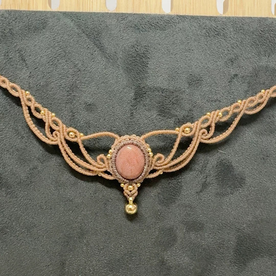 Collana in macramé intrecciata a mano con cabochon ovale