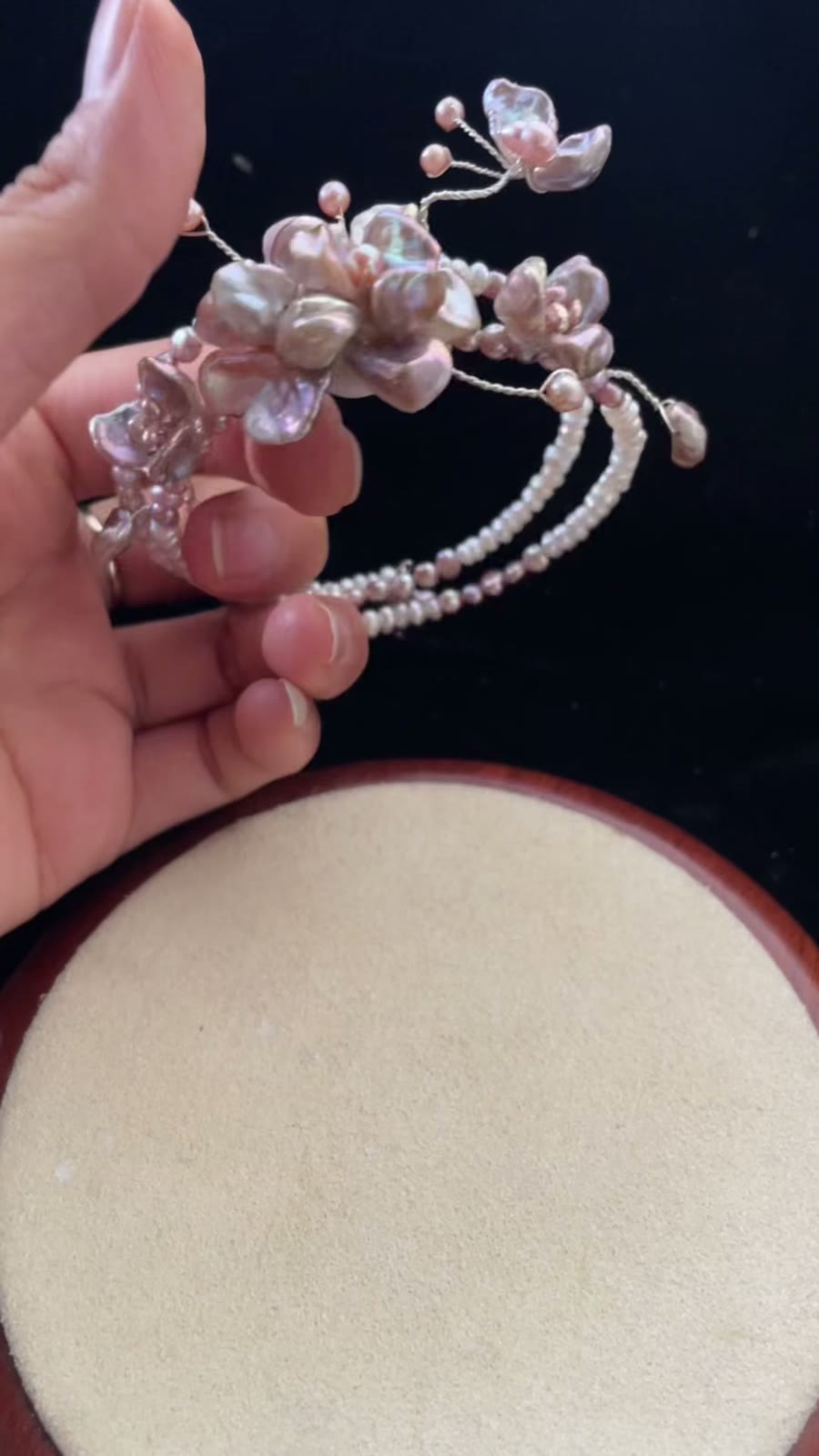 Bracciale con perle naturali barocche, fiori e farfalla