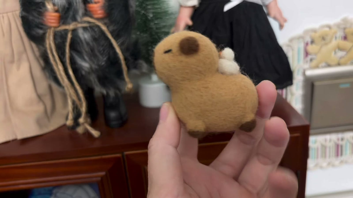 Ciondolo capibara in feltro di lana fatto a mano