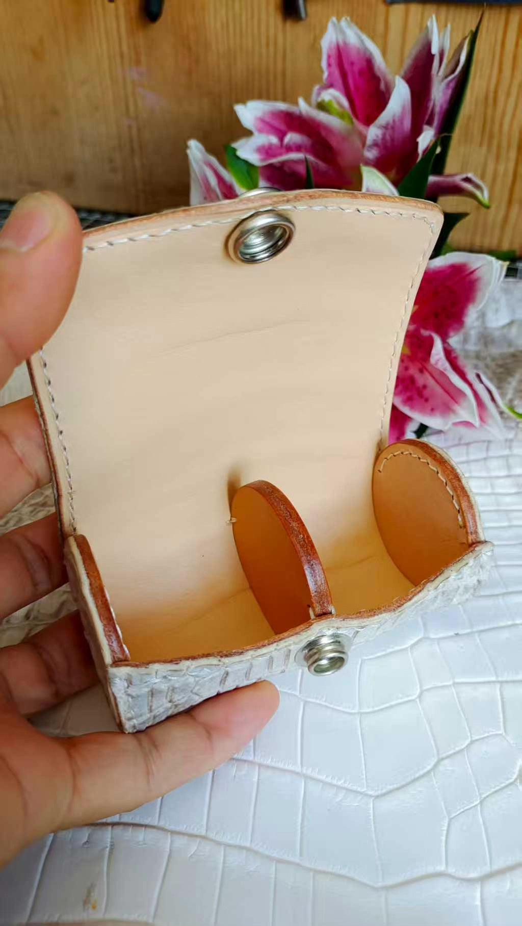 Estuche artesanal para nueces wenwan en cuero de cocodilo Himalaya