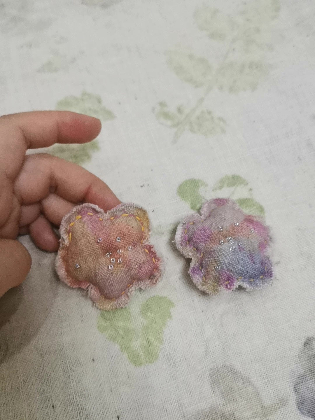 Handgjorda rosa och lila blomsternålar med strass
