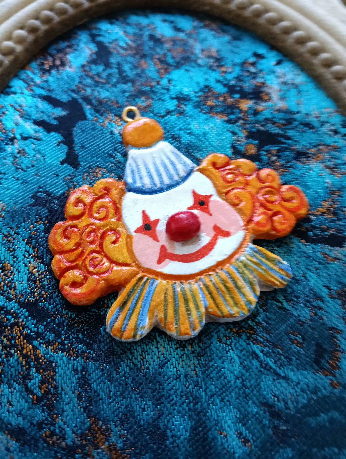Ciondolo Clown in Argilla Artigianale per Collana e Borsa