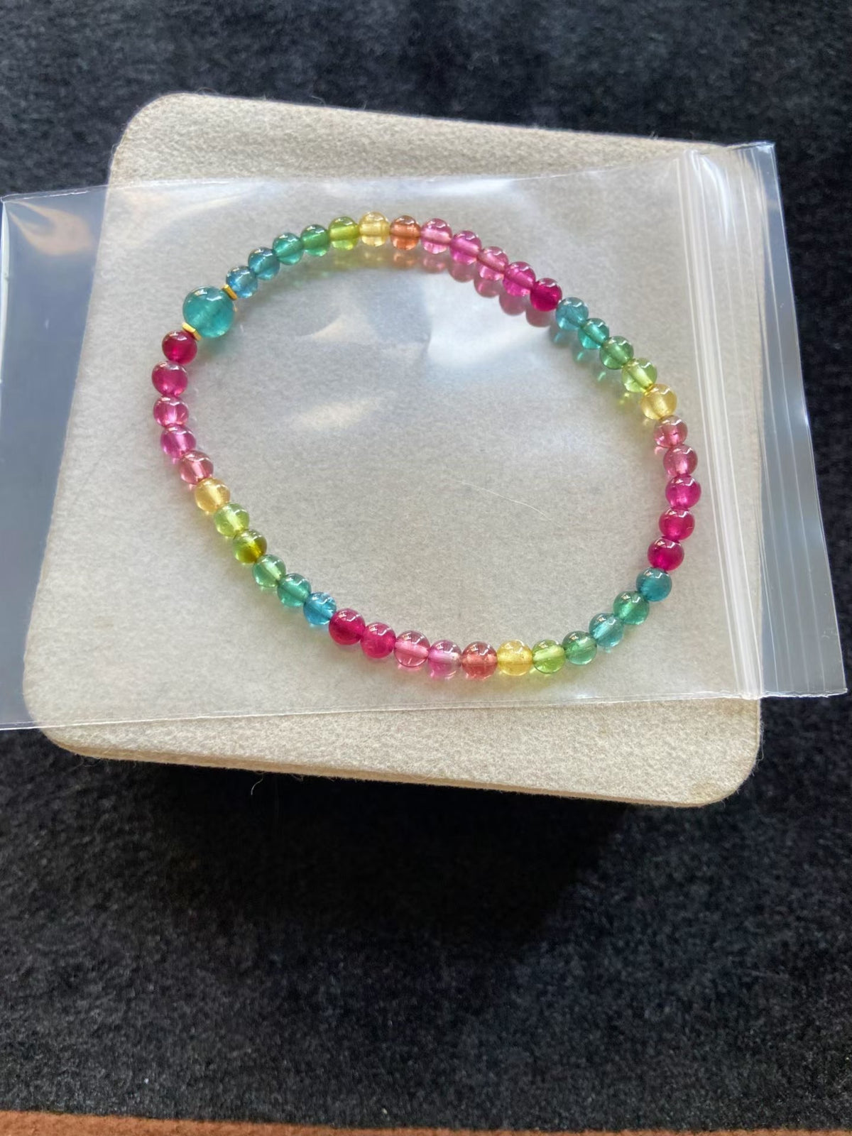 Pulsera de cuentas de turmalina arcoíris