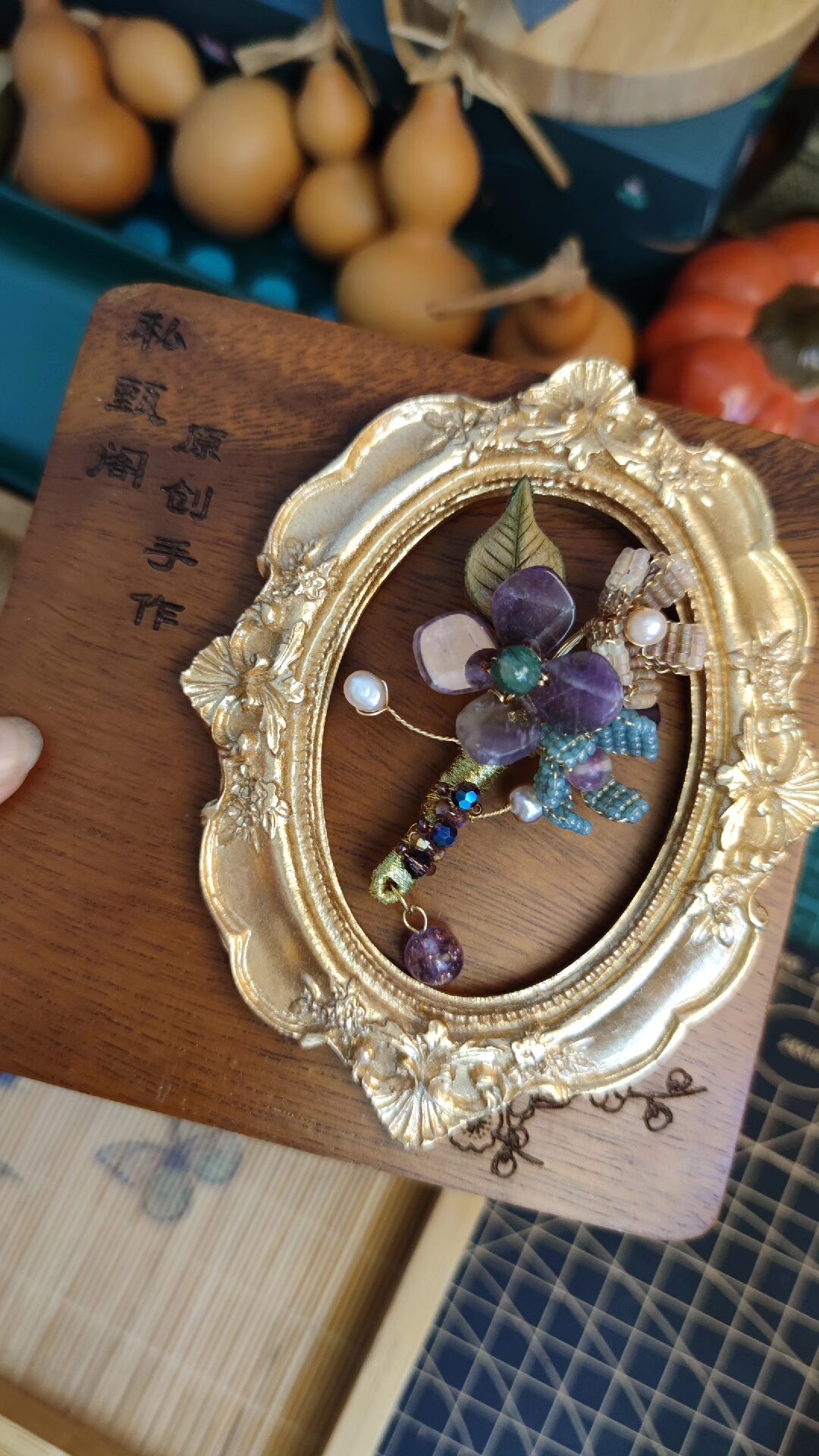 Broche florale perlée en améthyste faite main