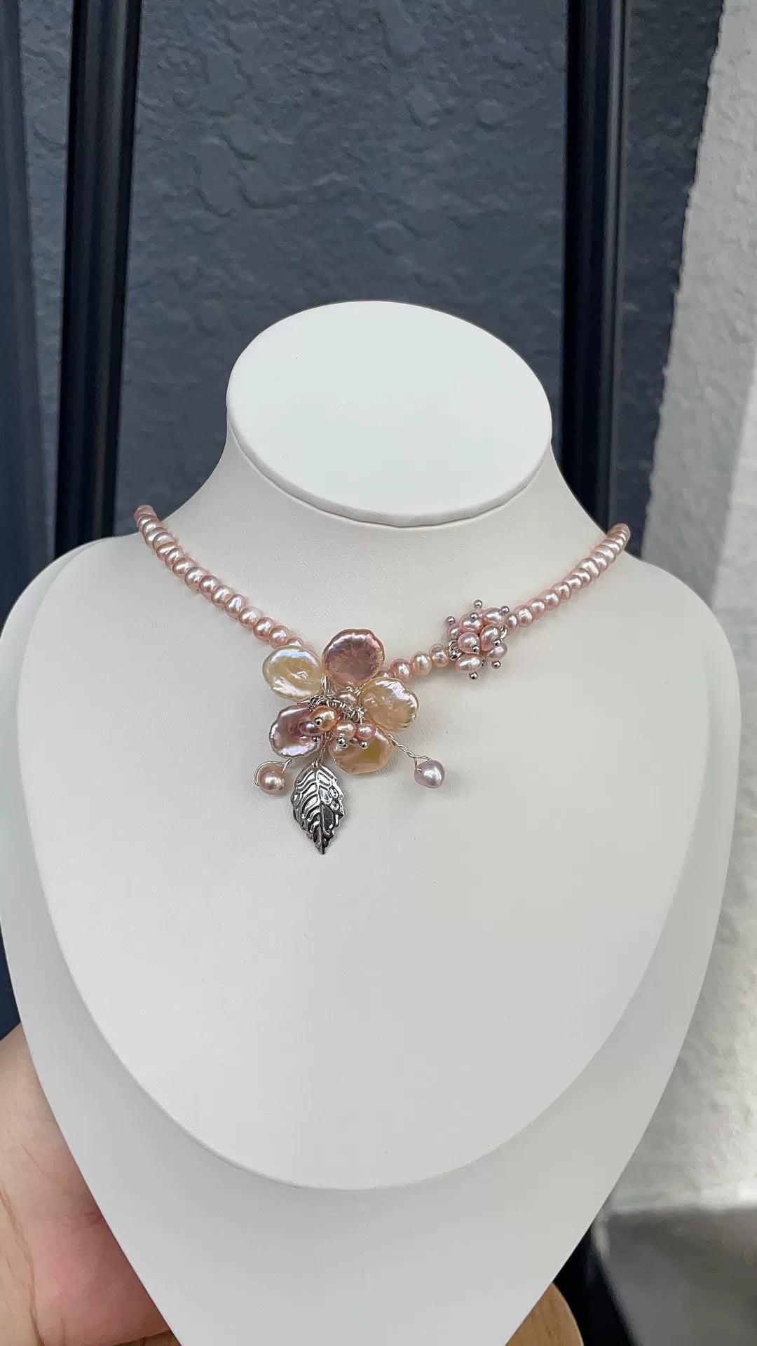 Collier fleur en perles baroque rose