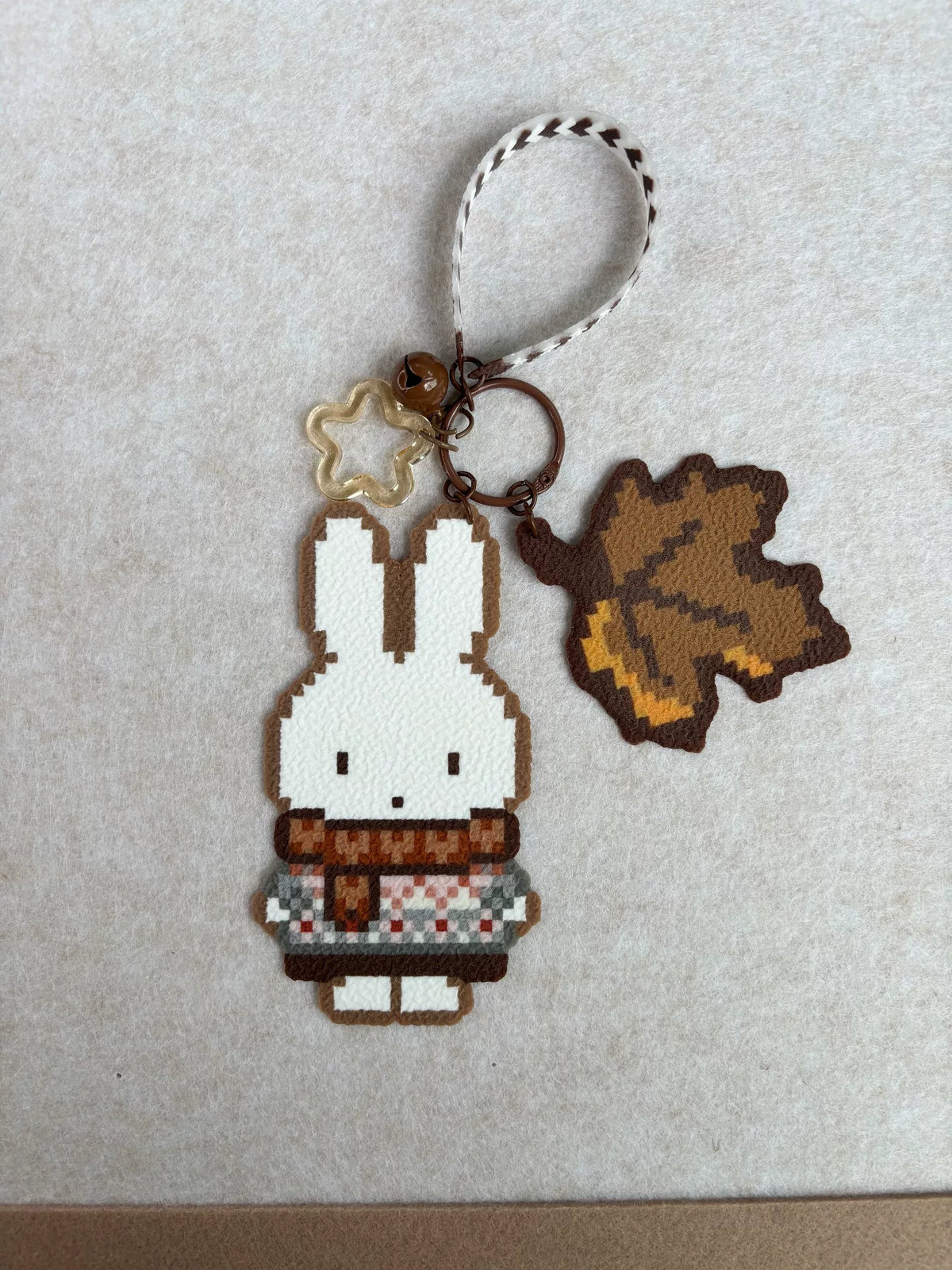 Porte-clés lapin Miffy pixel avec feuille d'érable