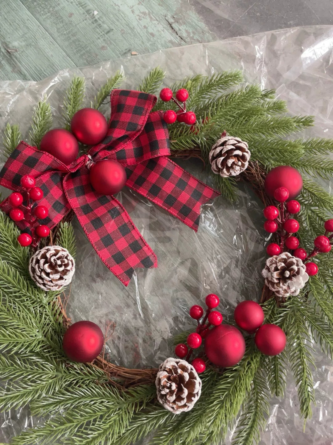 Weihnachtskranz mit rotem Buffalo-Check-Muster