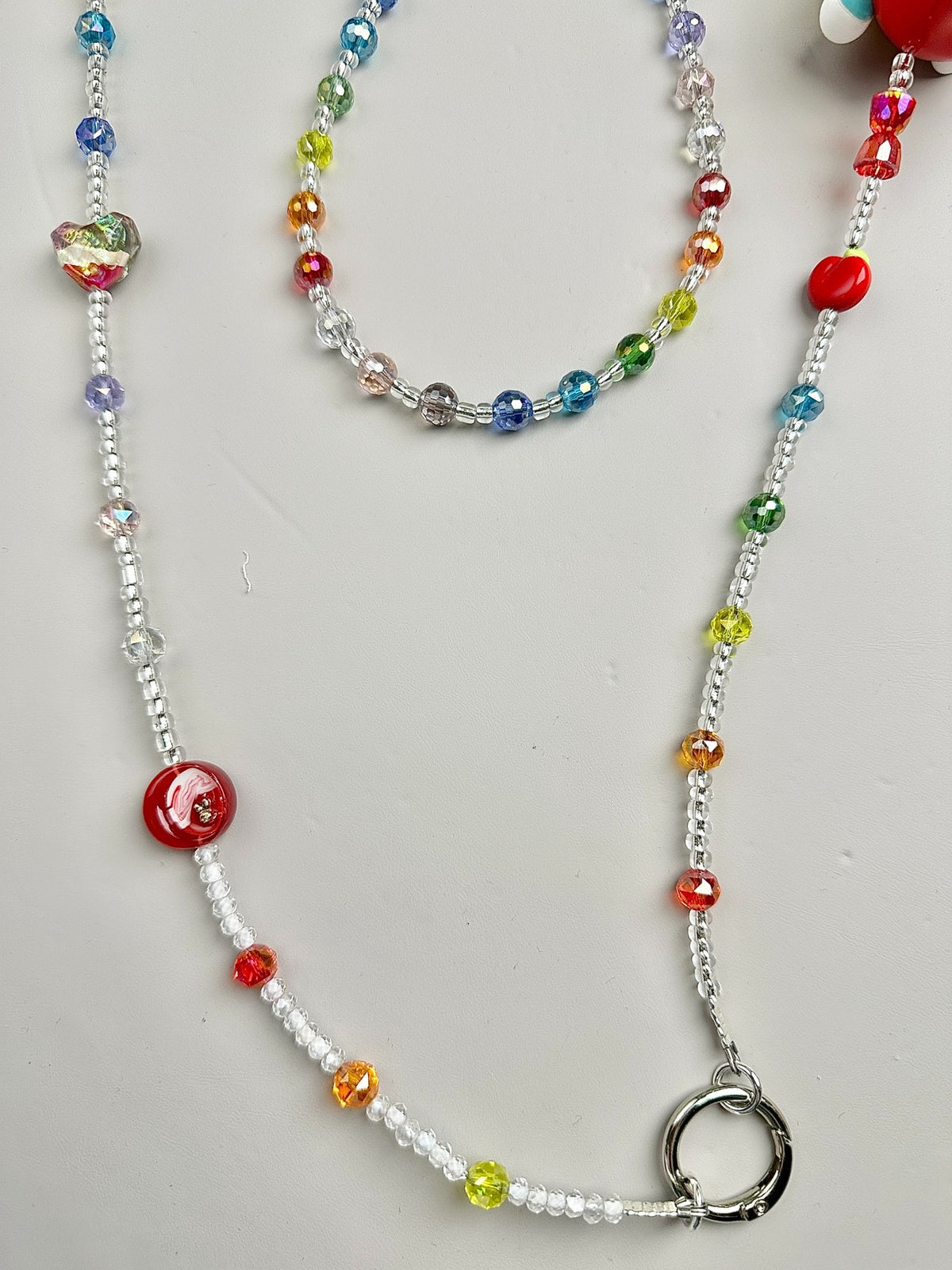 Chaîne de téléphone en perles de cristal arc-en-ciel avec pendentif fille
