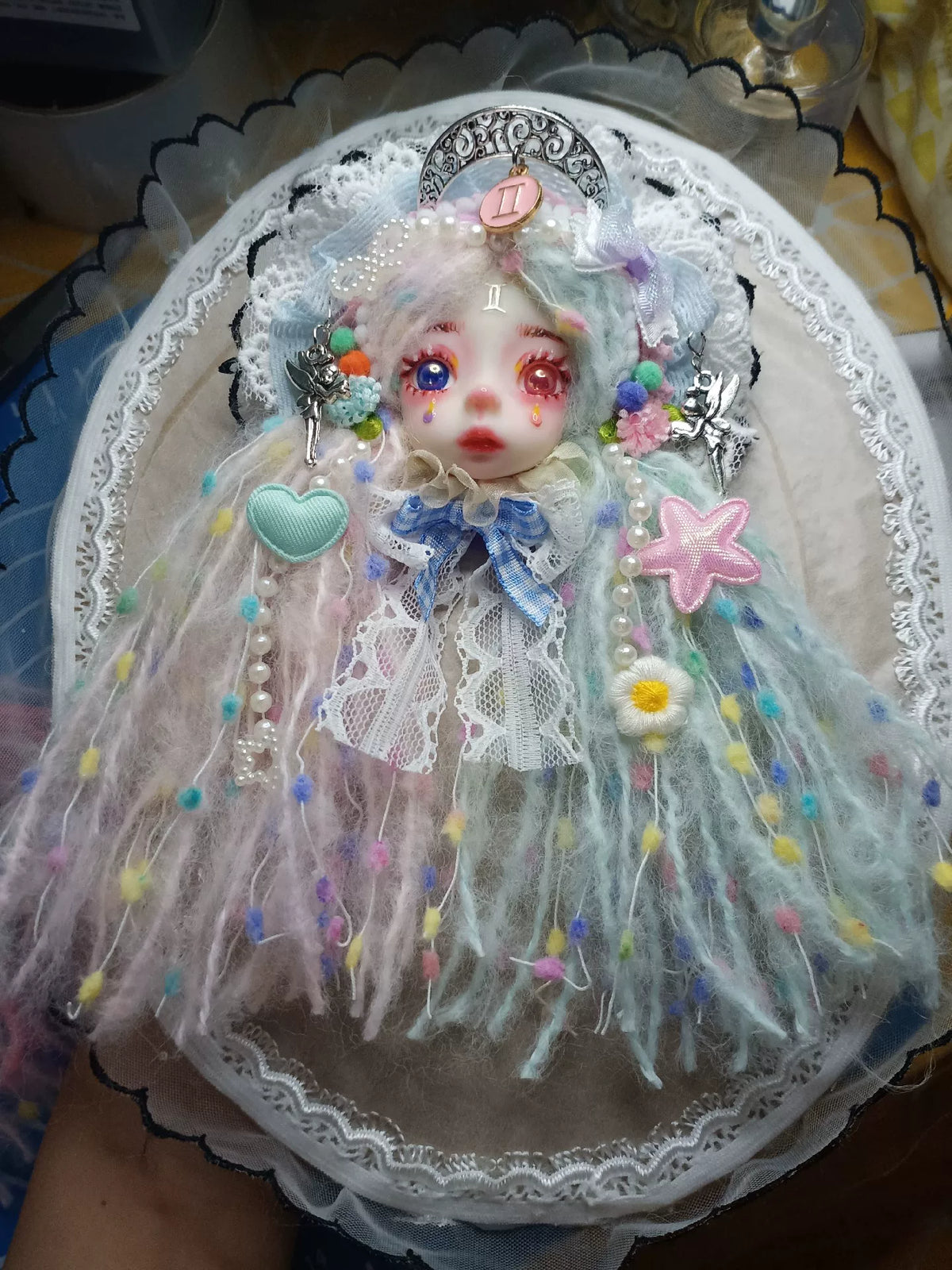 Broche Tête de Poupée en Argile Polymère Artisanale