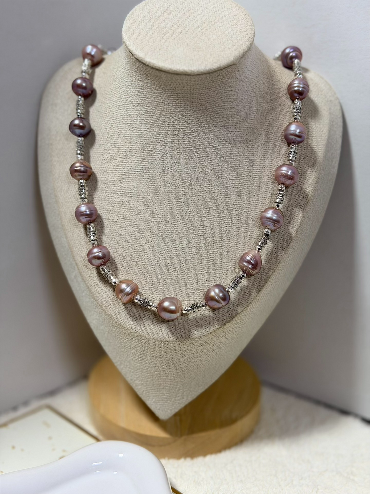 Collier de perles mauve avec fermoir en nœud