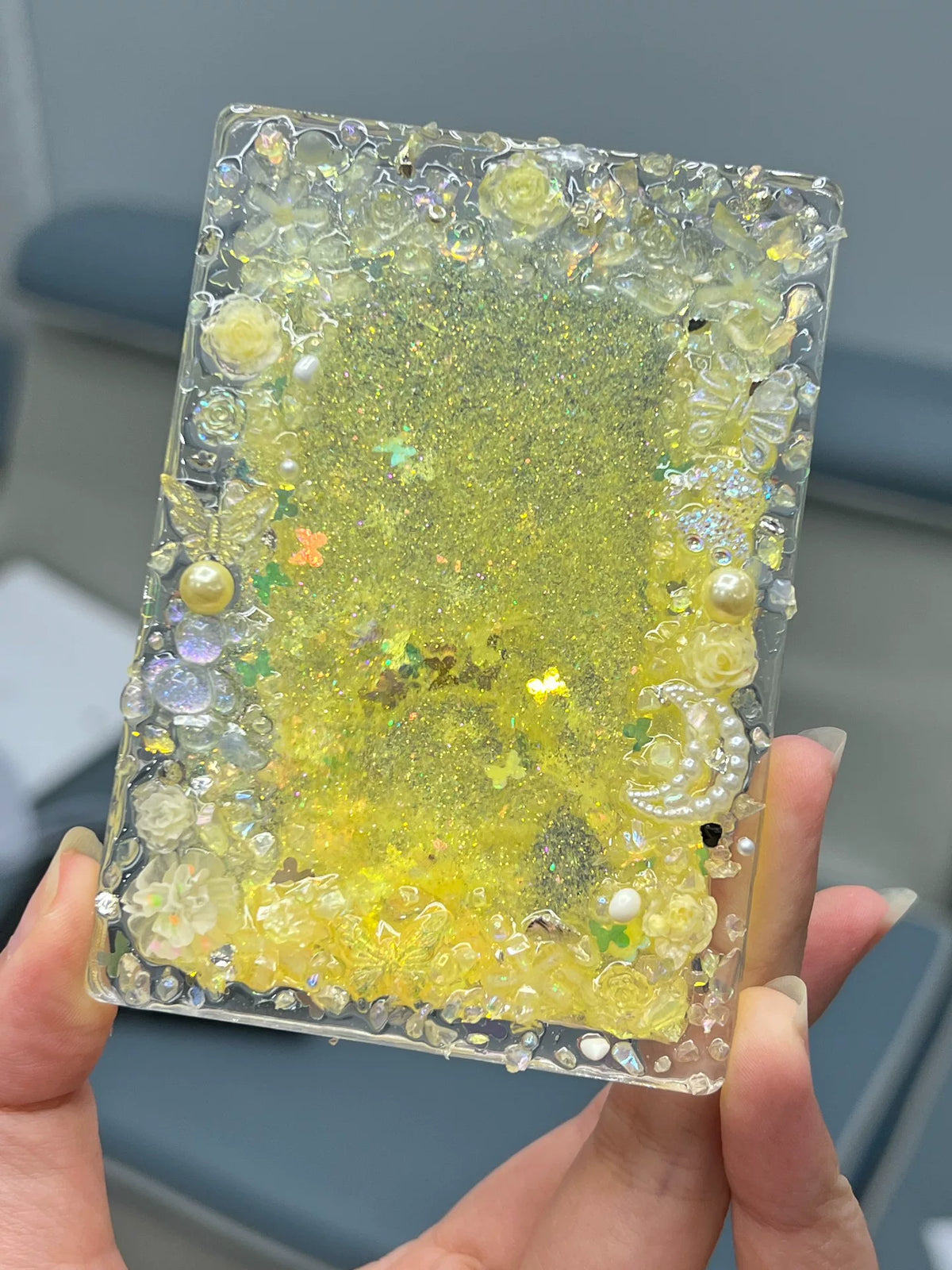 Kortbehållare i klar harts med kvickseffekt och gult glitter