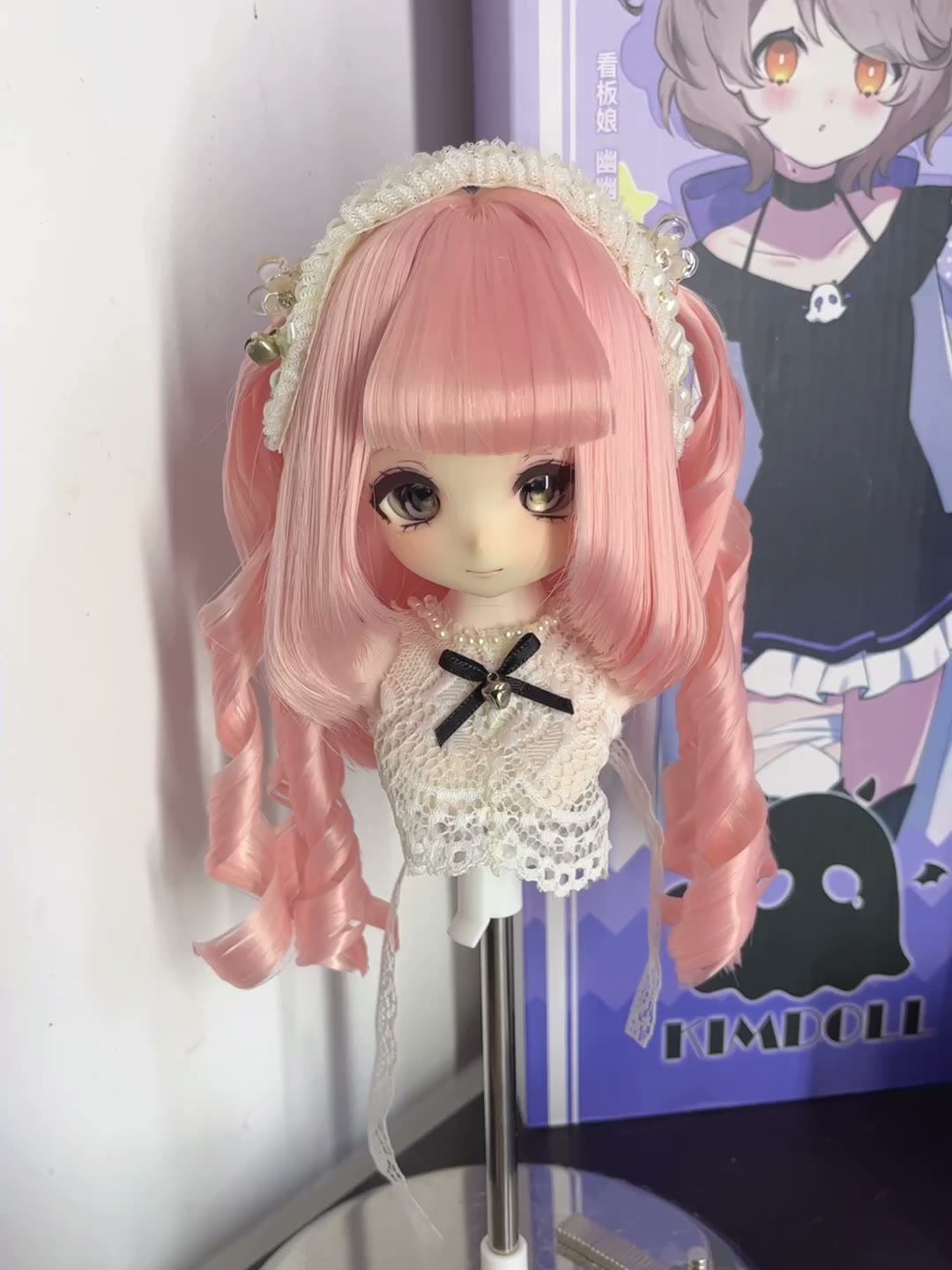 Peluca para muñeca rosa melocotón con coletas y rizos