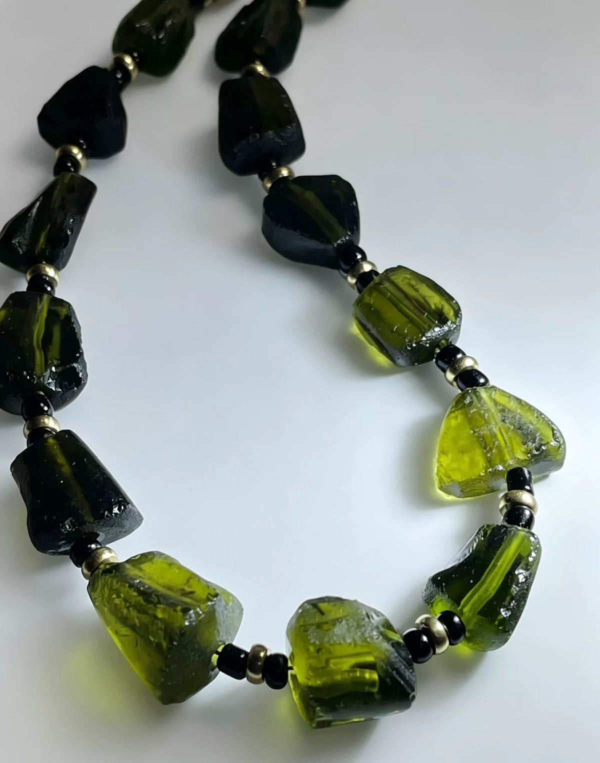 Colar de Vidro Romano Antigo Contas Verde-Azeitona
