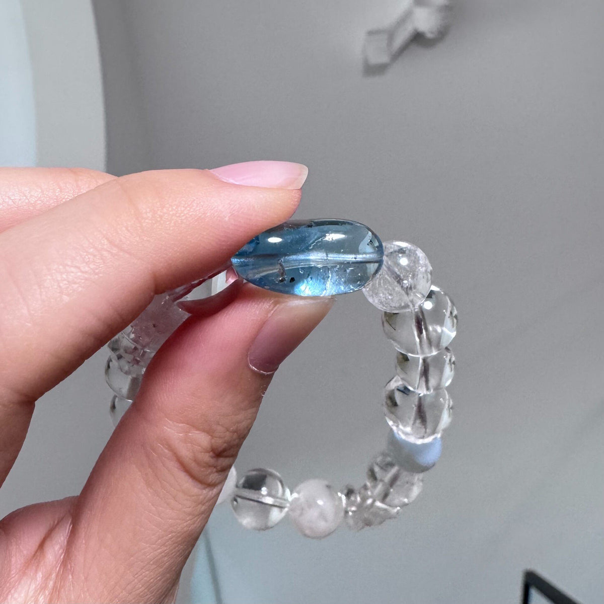 Bracelet en perles topaze bleue et quartz blanc