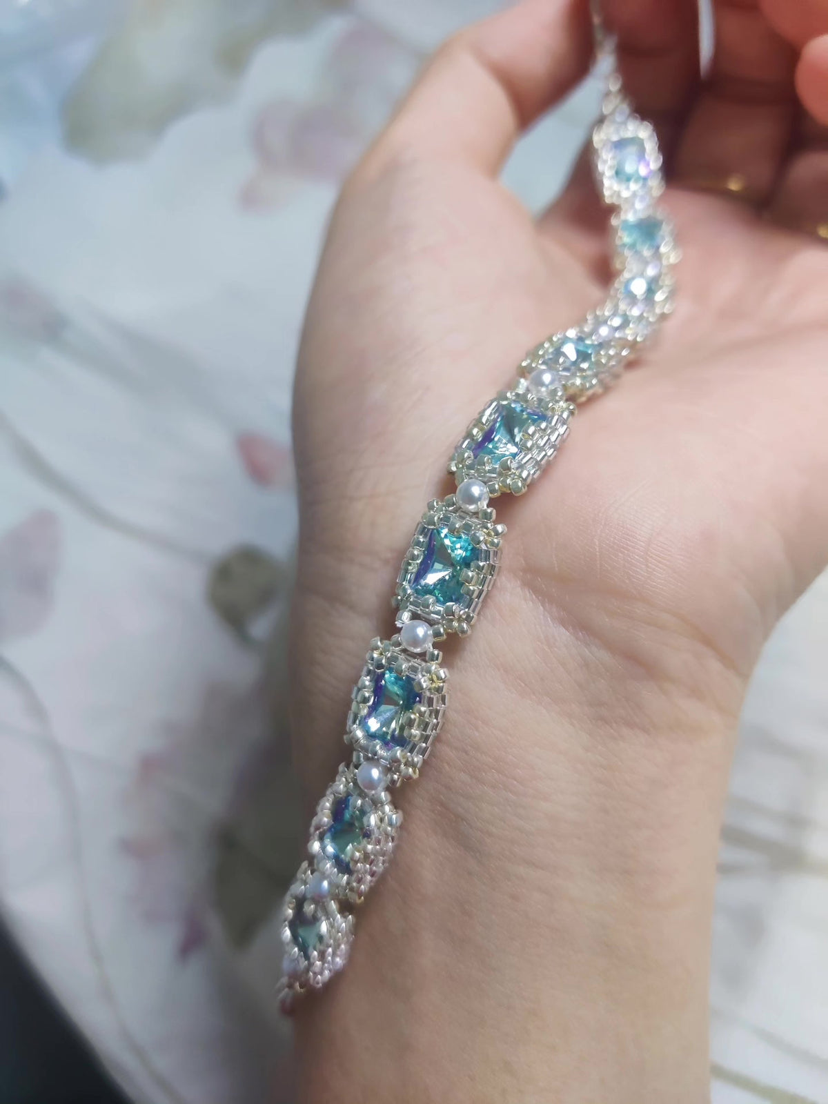 Blålila armband med fyrkantiga kristaller