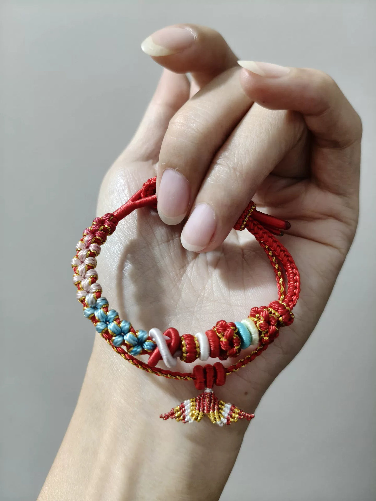 Handgeflochtenes rot-blaues Flügel-Armband