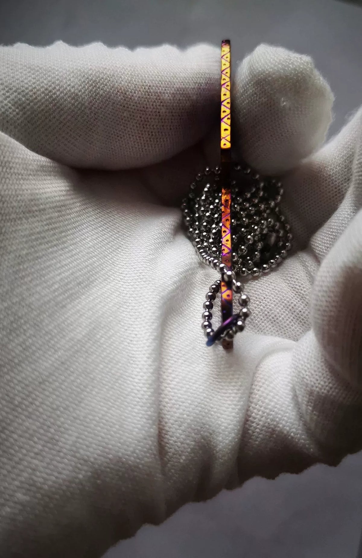 Pendentif couperet en titane anodisé irisé