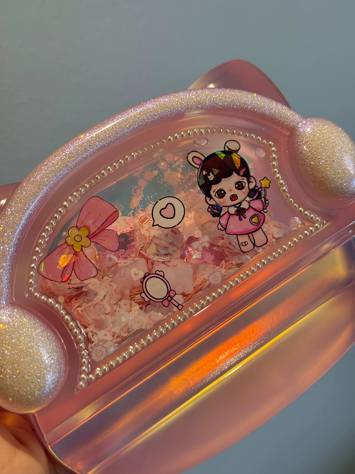 Handgemaakte roze hars displaycase in vorm van mosselchelp