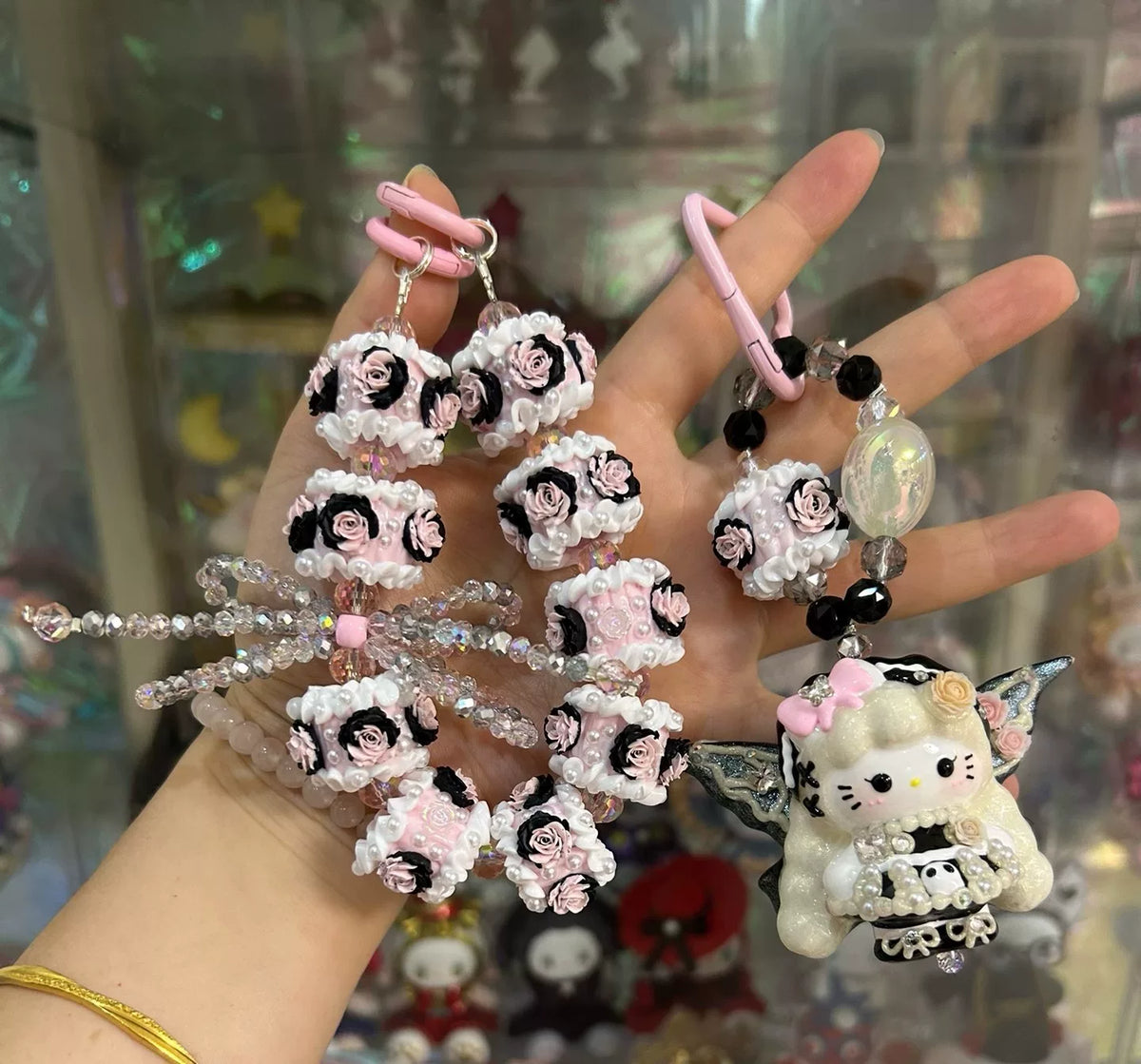 Colgante para móvil de cuentas pintadas a mano rosa y negro
