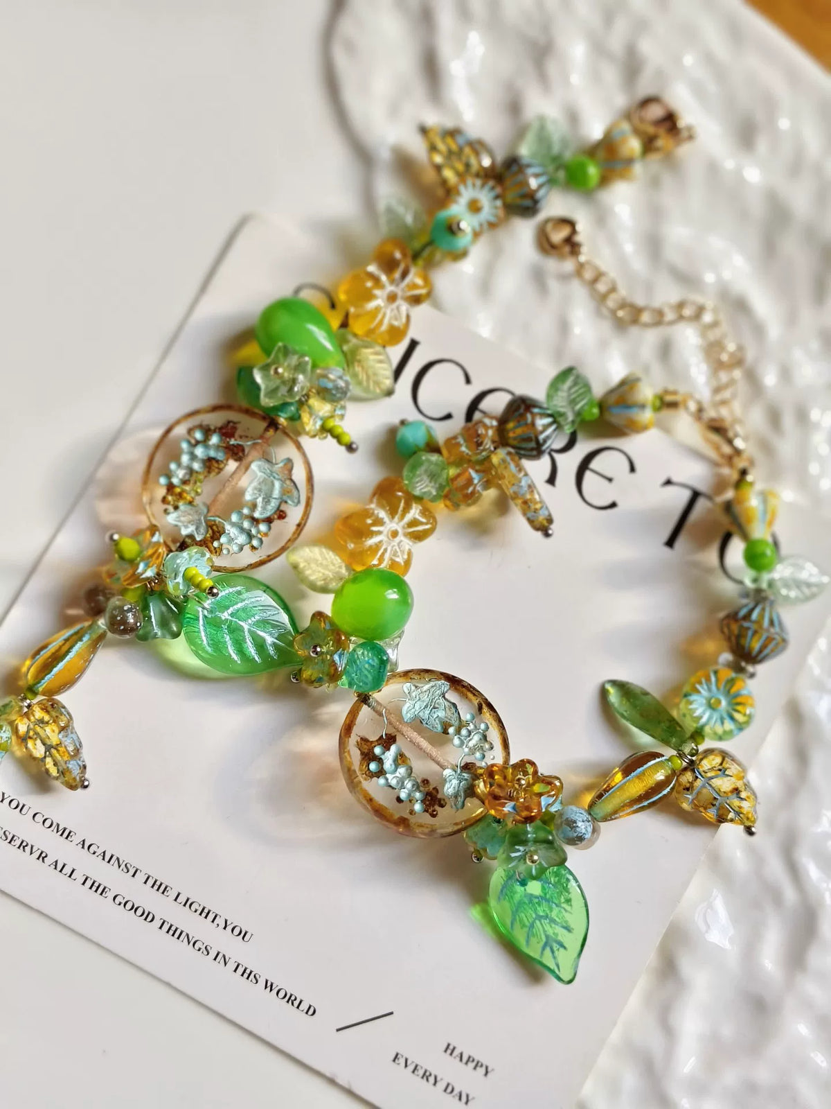 Pulsera de uvas de cristal checo en verde jade