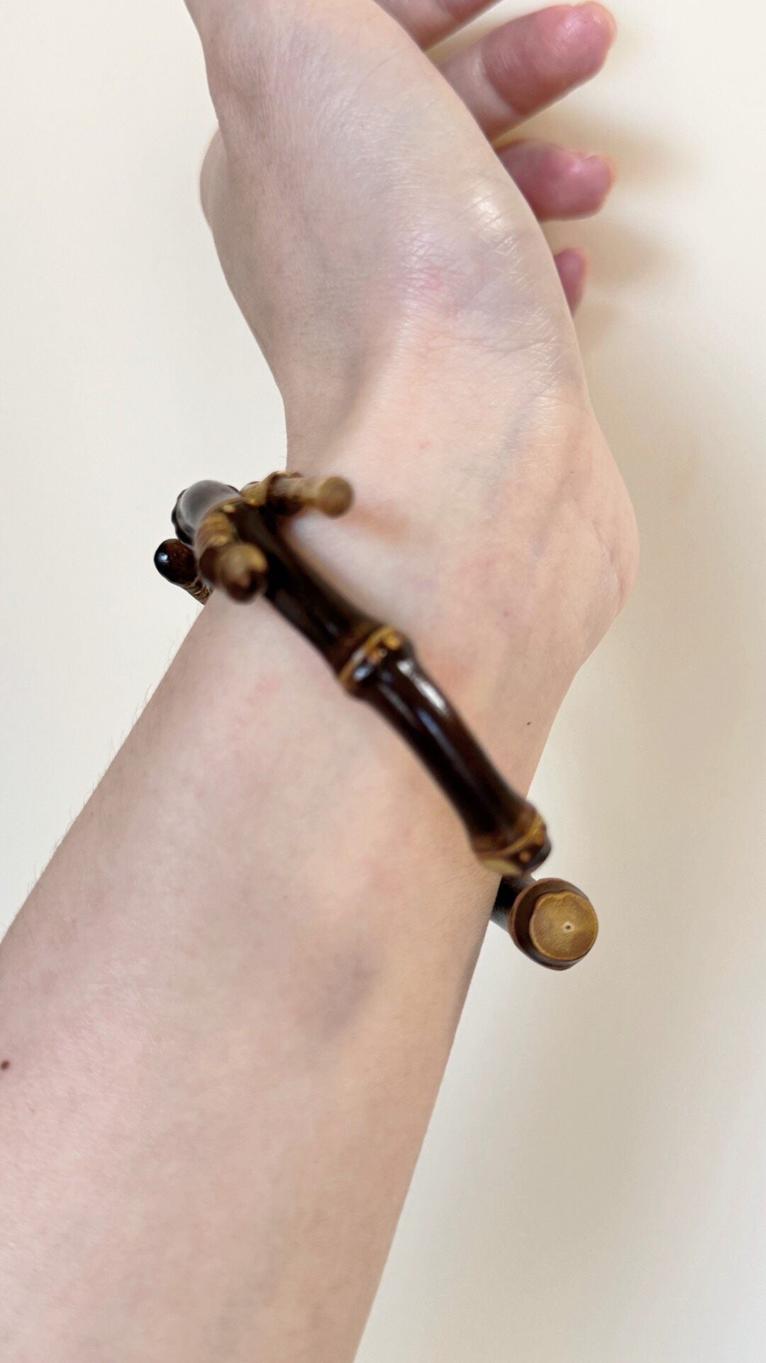 Onregelmatige cuff-armband van paarse bamboe