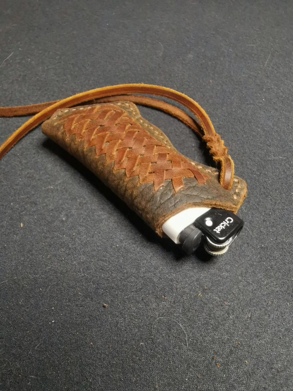 Funda para Encendedor de Piel de Cordero Tejida a Mano