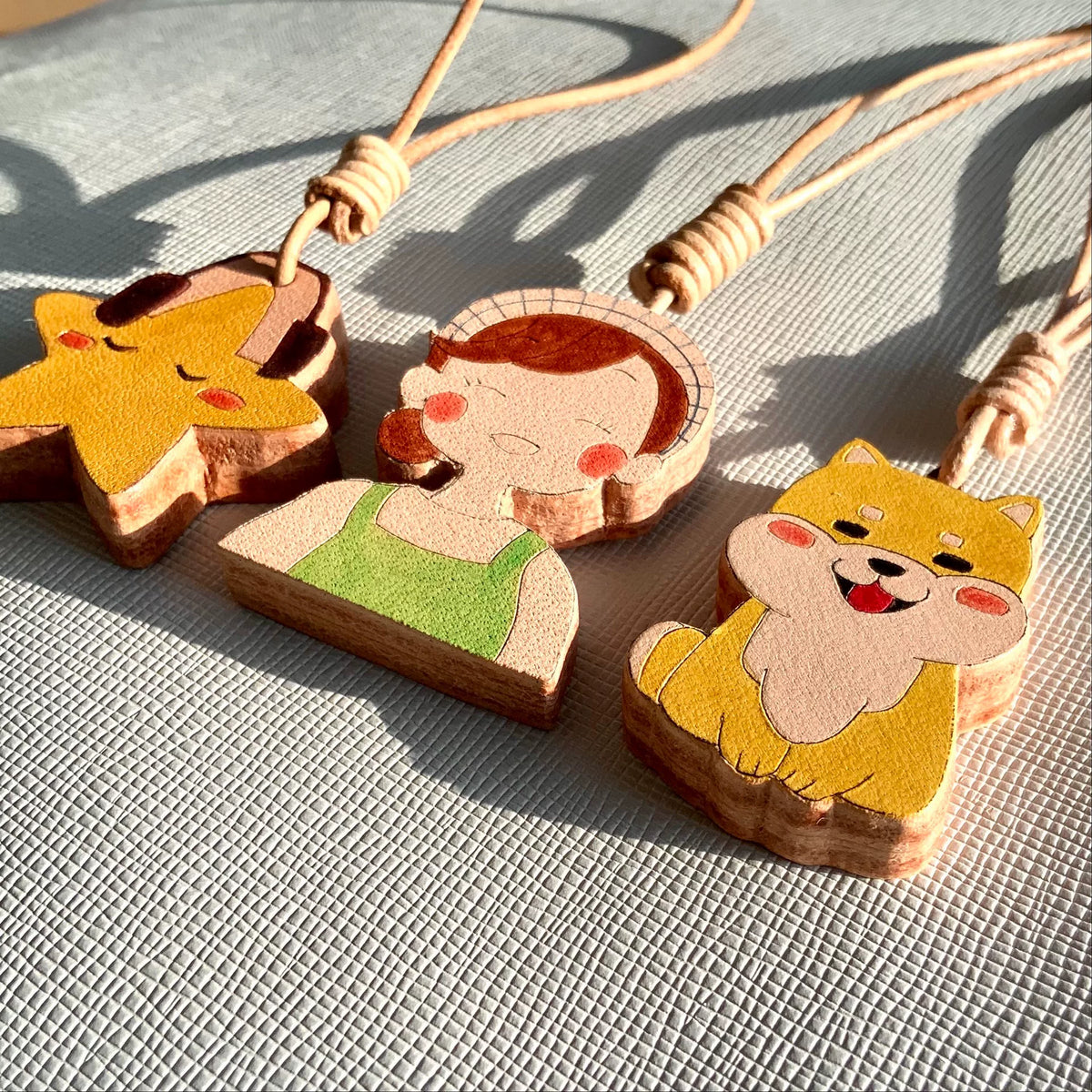 Pendentifs en cuir sculptés : Fille, Étoile et Chien