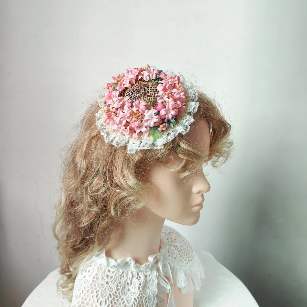 Mini-Lolita-Strohhut mit rosa Blumenkranz