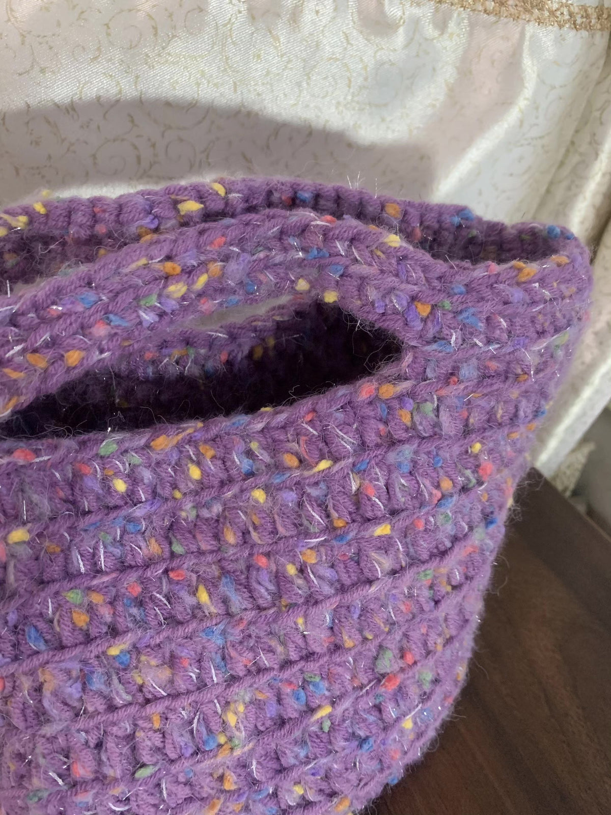 Cesto de Croché Lavanda com Confetes e Asas, Feito à Mão