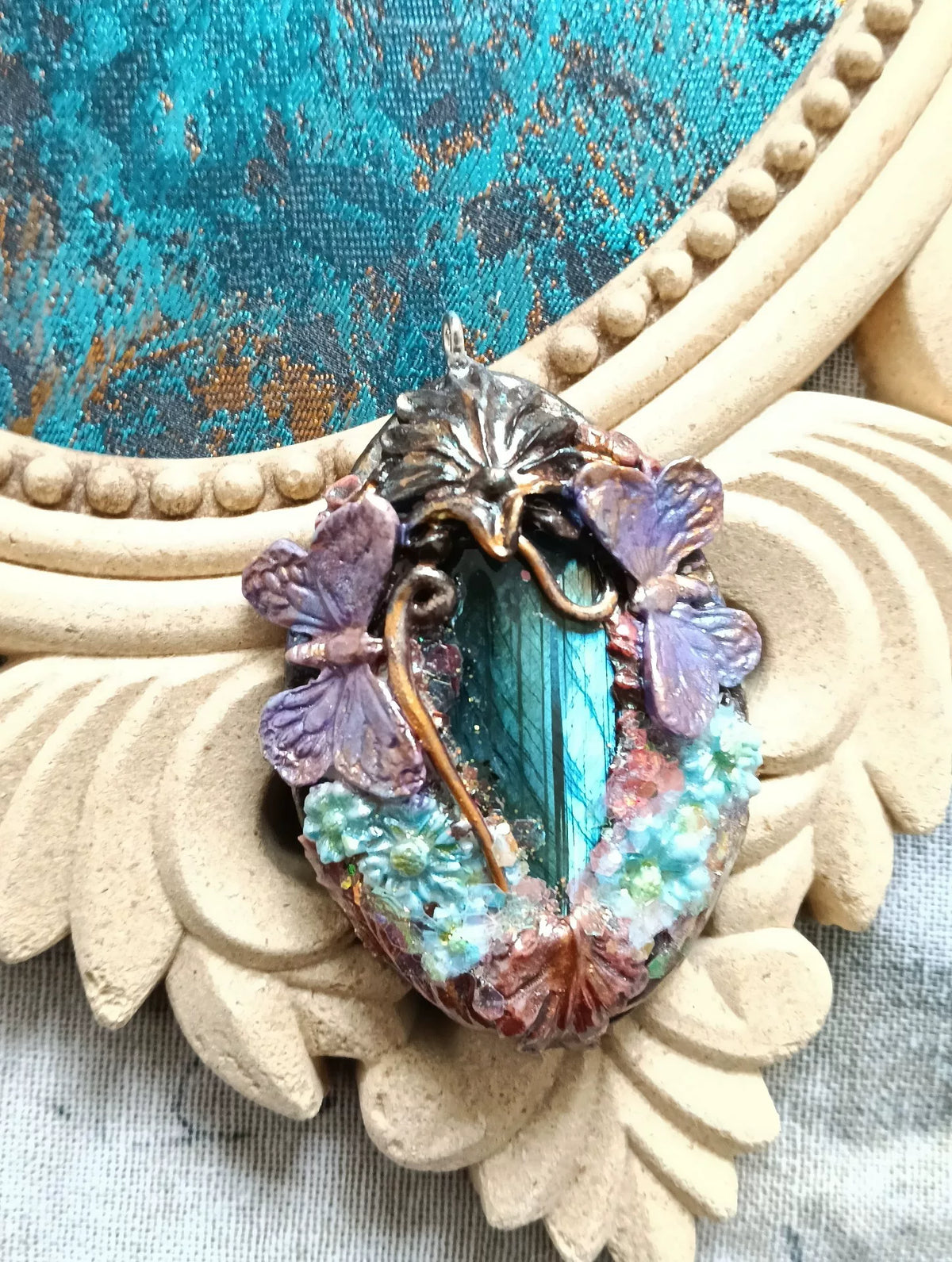 Pendentif de forêt en argile phosphorescente