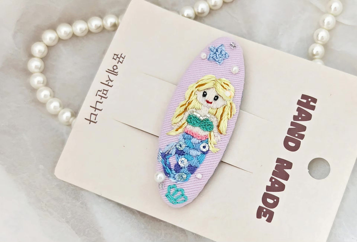 Barrette à cheveux brodée sirène rose lilas