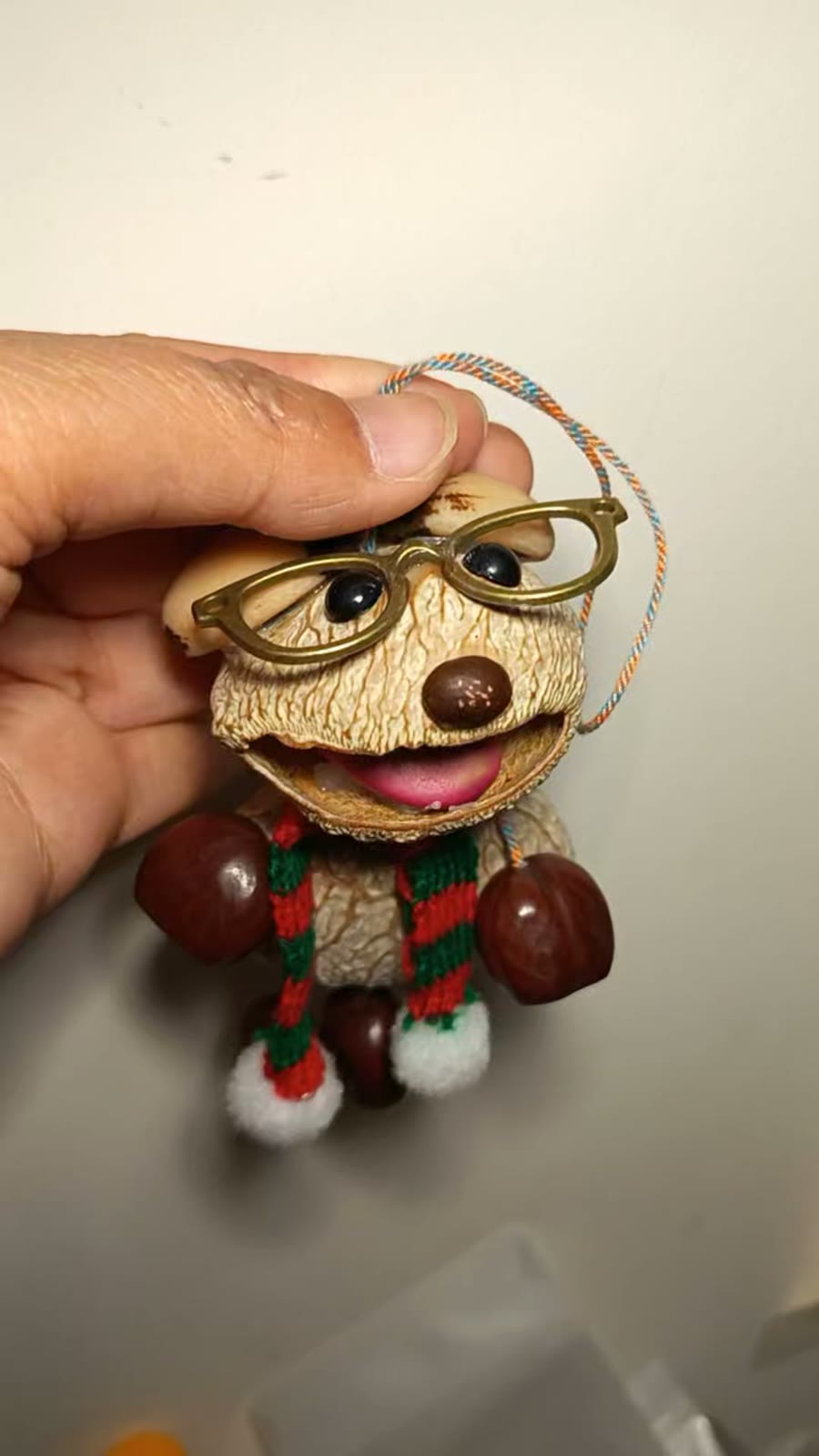 Adorno de perro de cáscara de nuez hecho a mano con bufanda