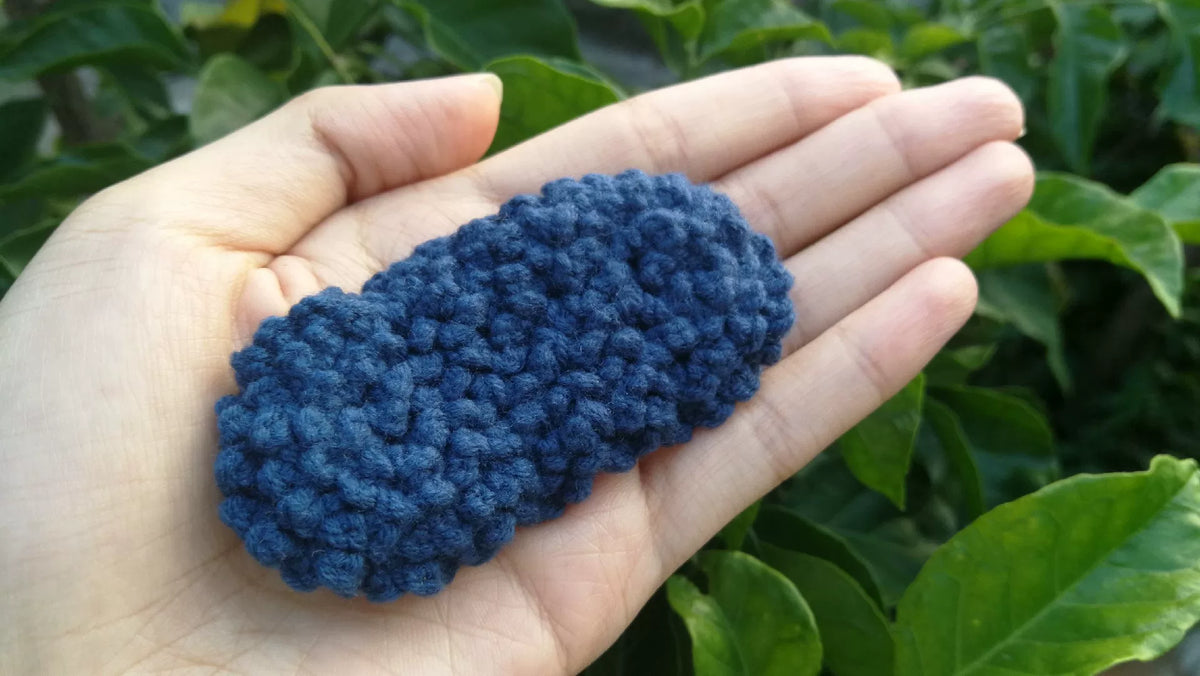 Pinza de pelo de lana azul marino hecha a mano
