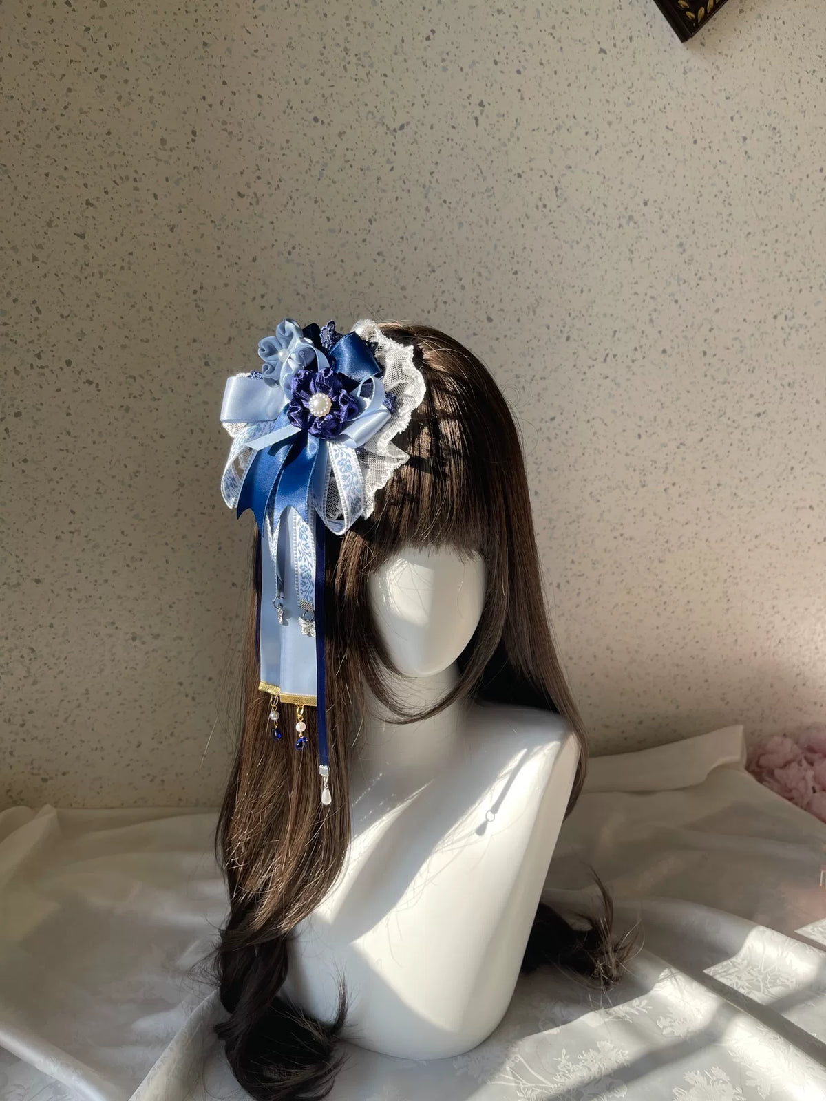 Ornamento per capelli artigianale fiori Lolita blu e bianco