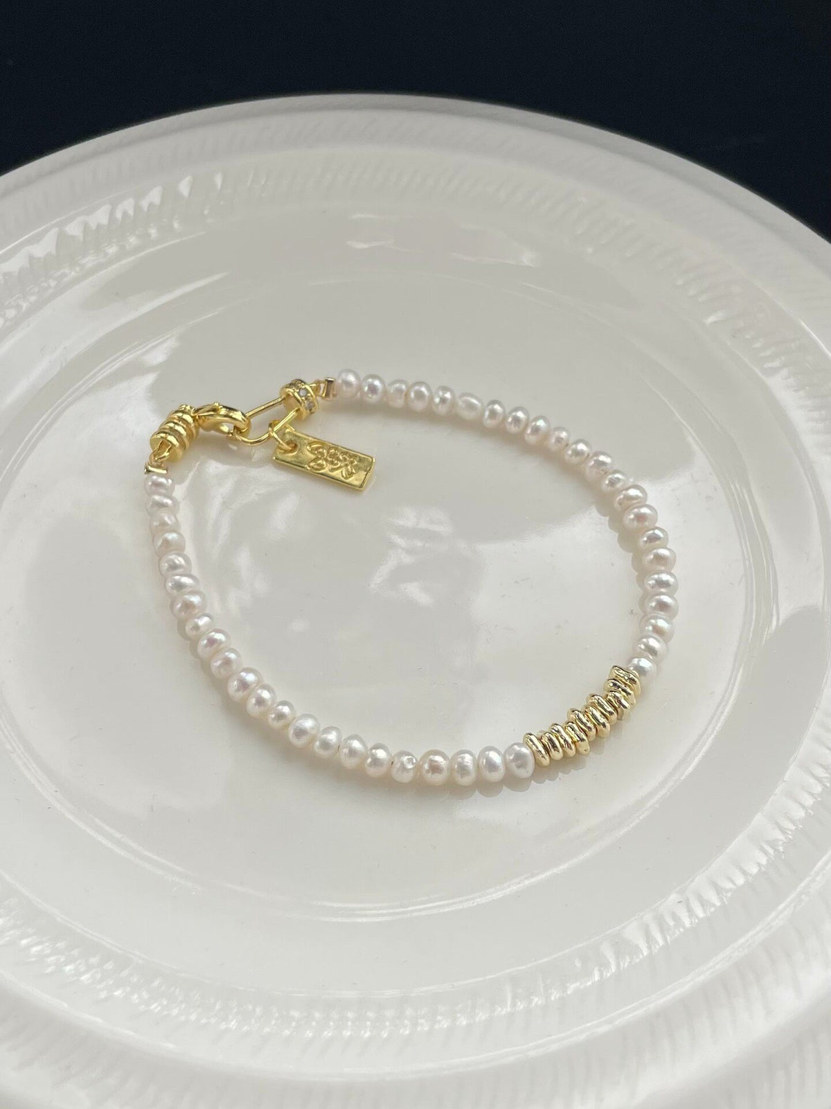 Bracelet en perles d'eau douce naturelles et accents dorés