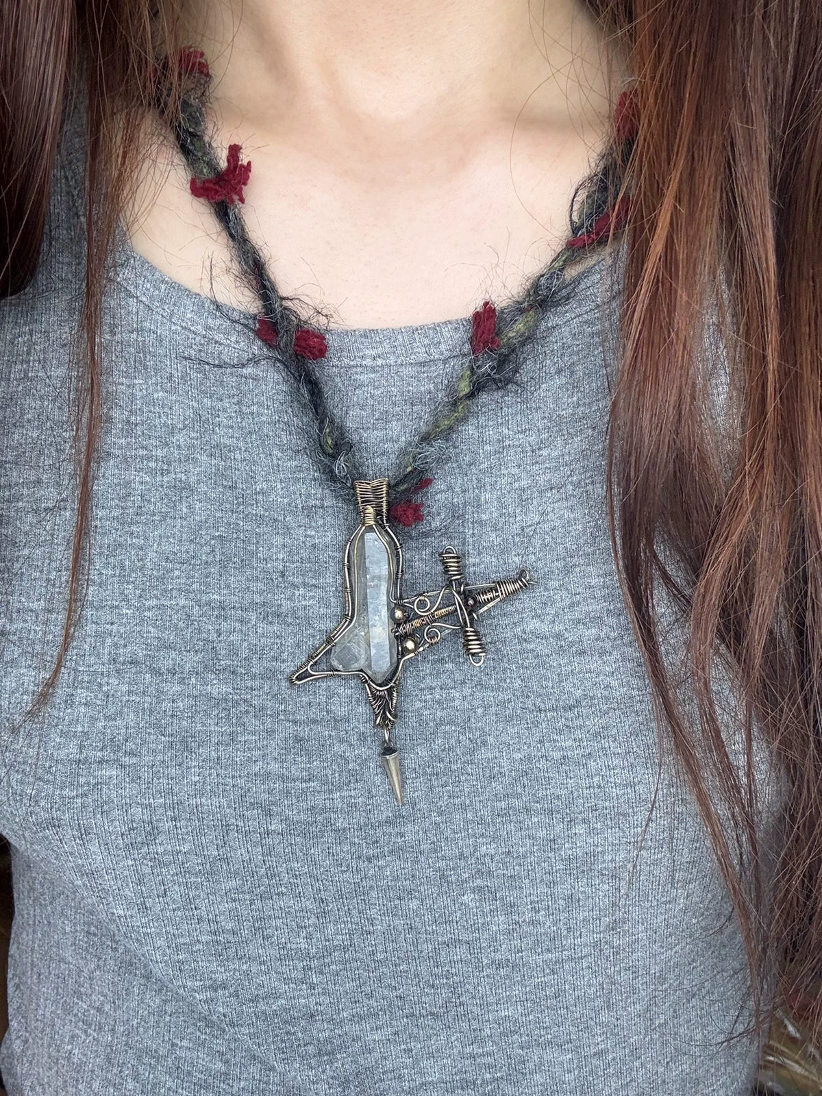 Pendentif épée en cristal et fil de laiton artisanal