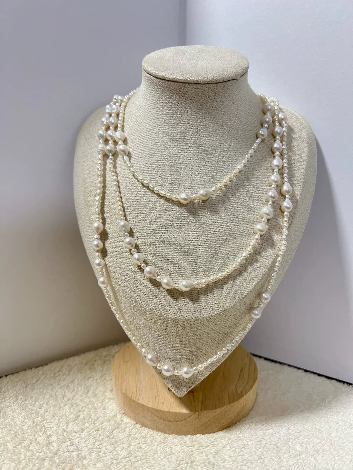 Collier superposé de perles baroques d'eau douce