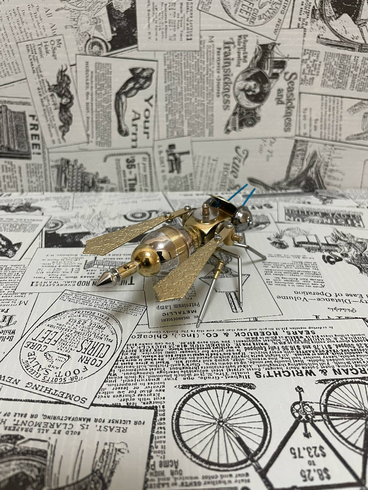 Escultura de Abelha Mecânica Steampunk em Latão e Cromado