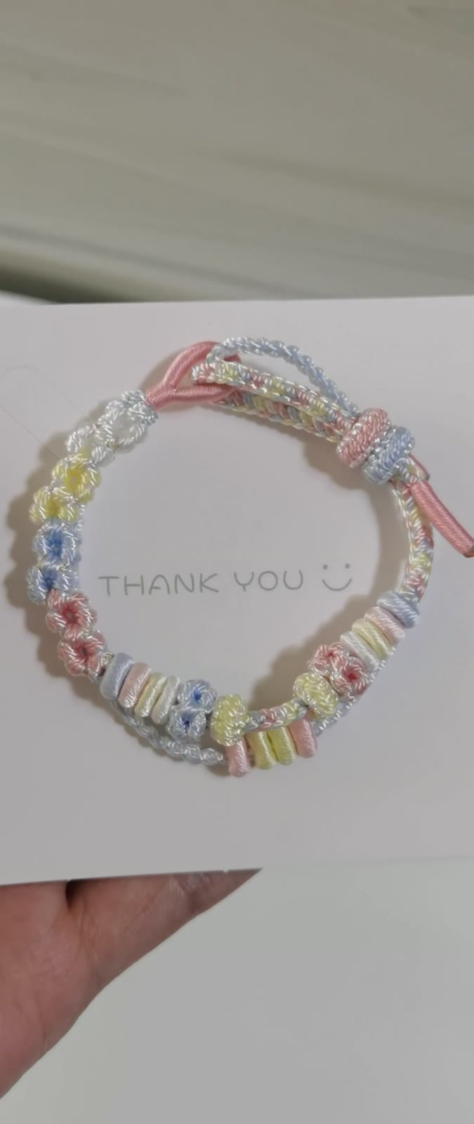 Pulseira Tecida à Mão com Gradiente e Flores