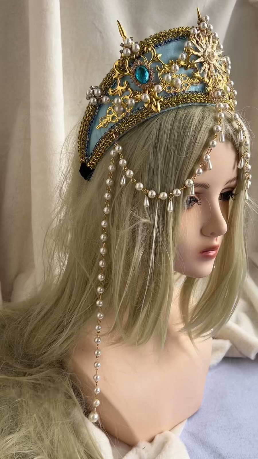 Coiffe couronne en filigrane doré et perles bleues