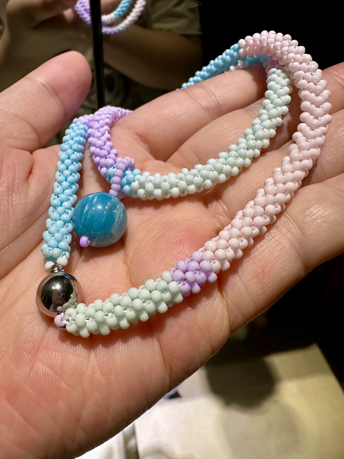 Handgewebte Perlenkette in Pastell mit Apatit