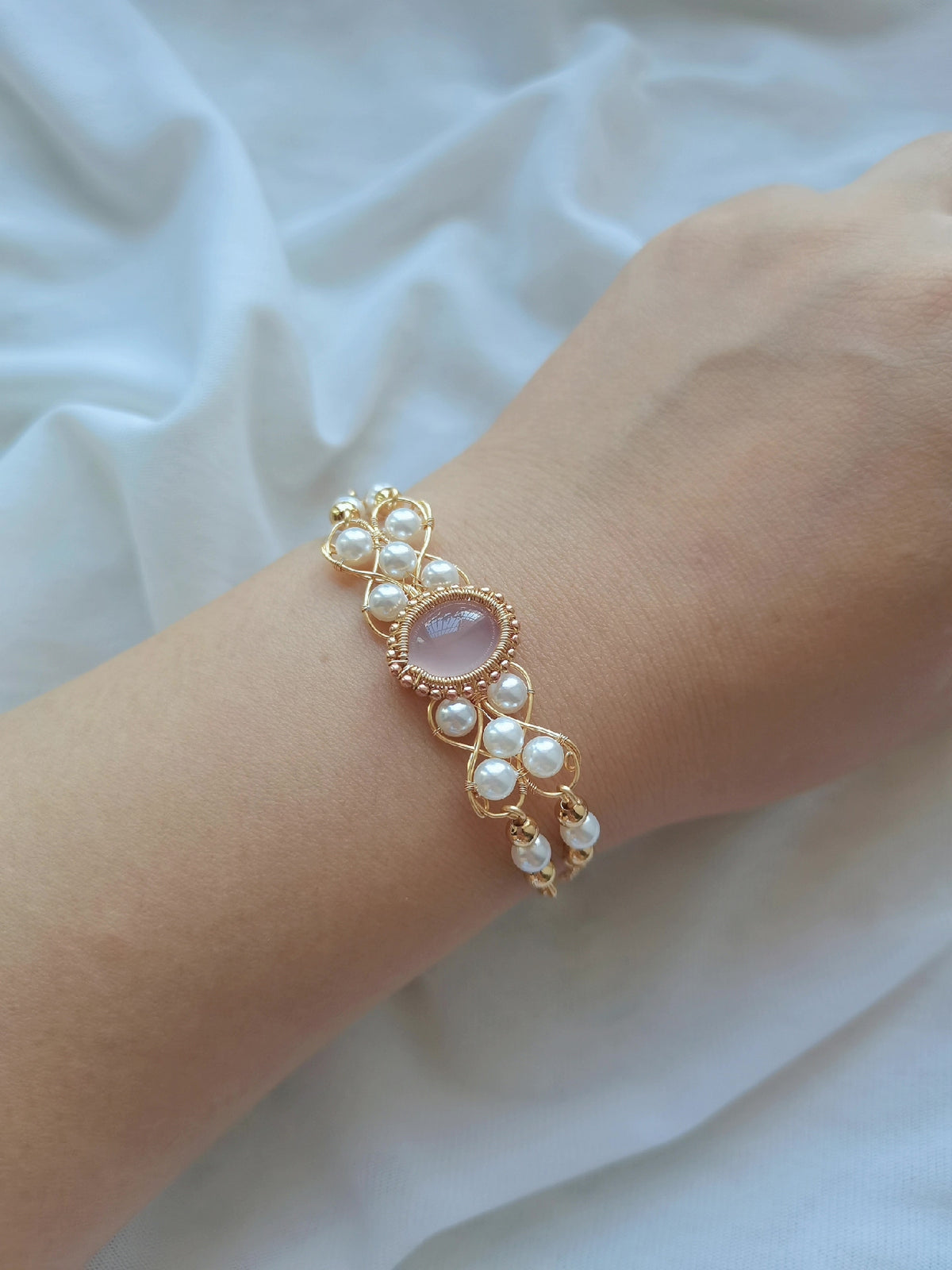 Braccialetto con quarzo rosa, perle e oro