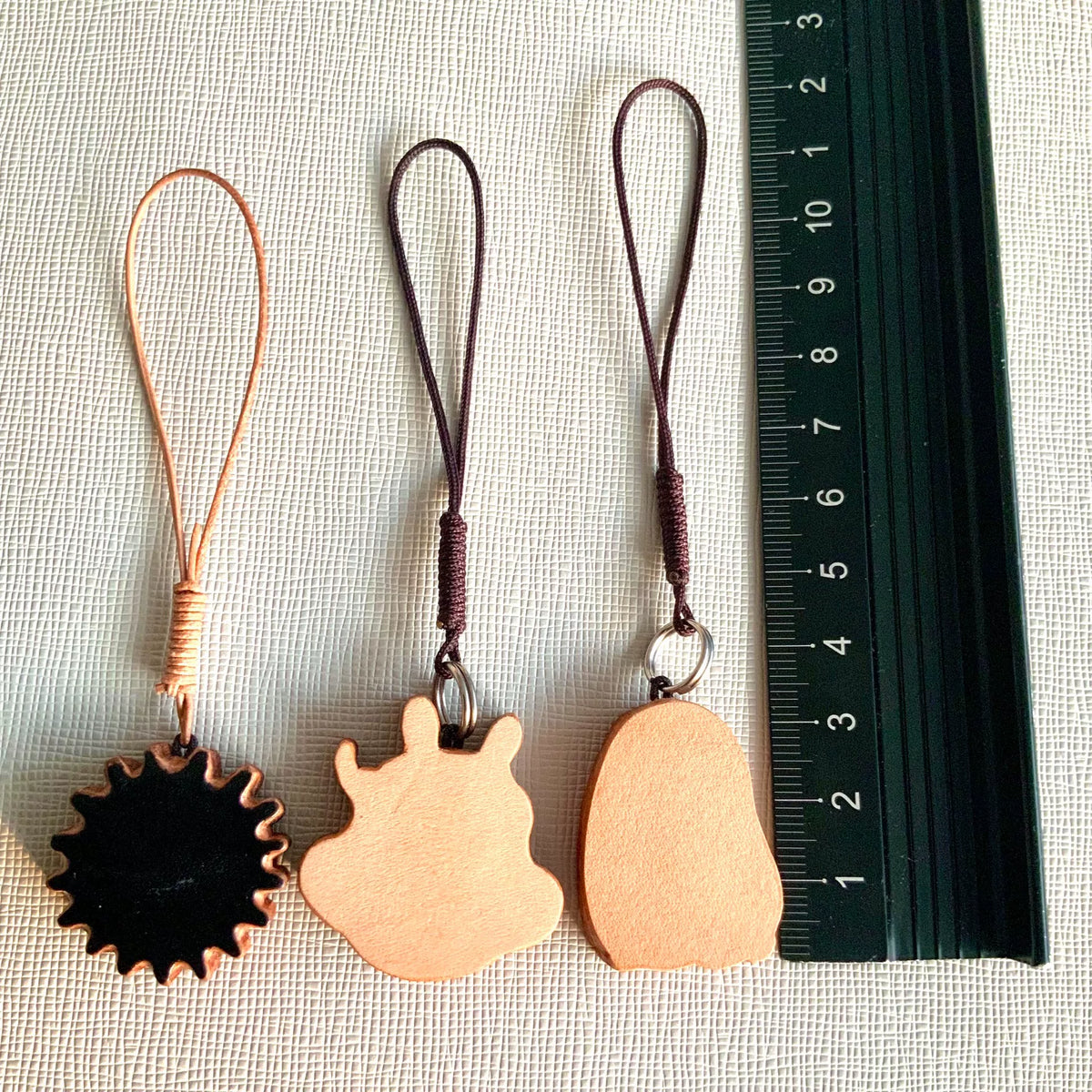Porte-clés artisanaux en cuir avec cordons
