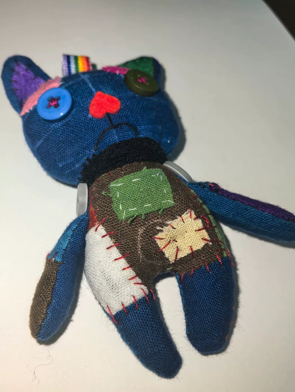 Handgefertigte Indigo-Stoffkatze