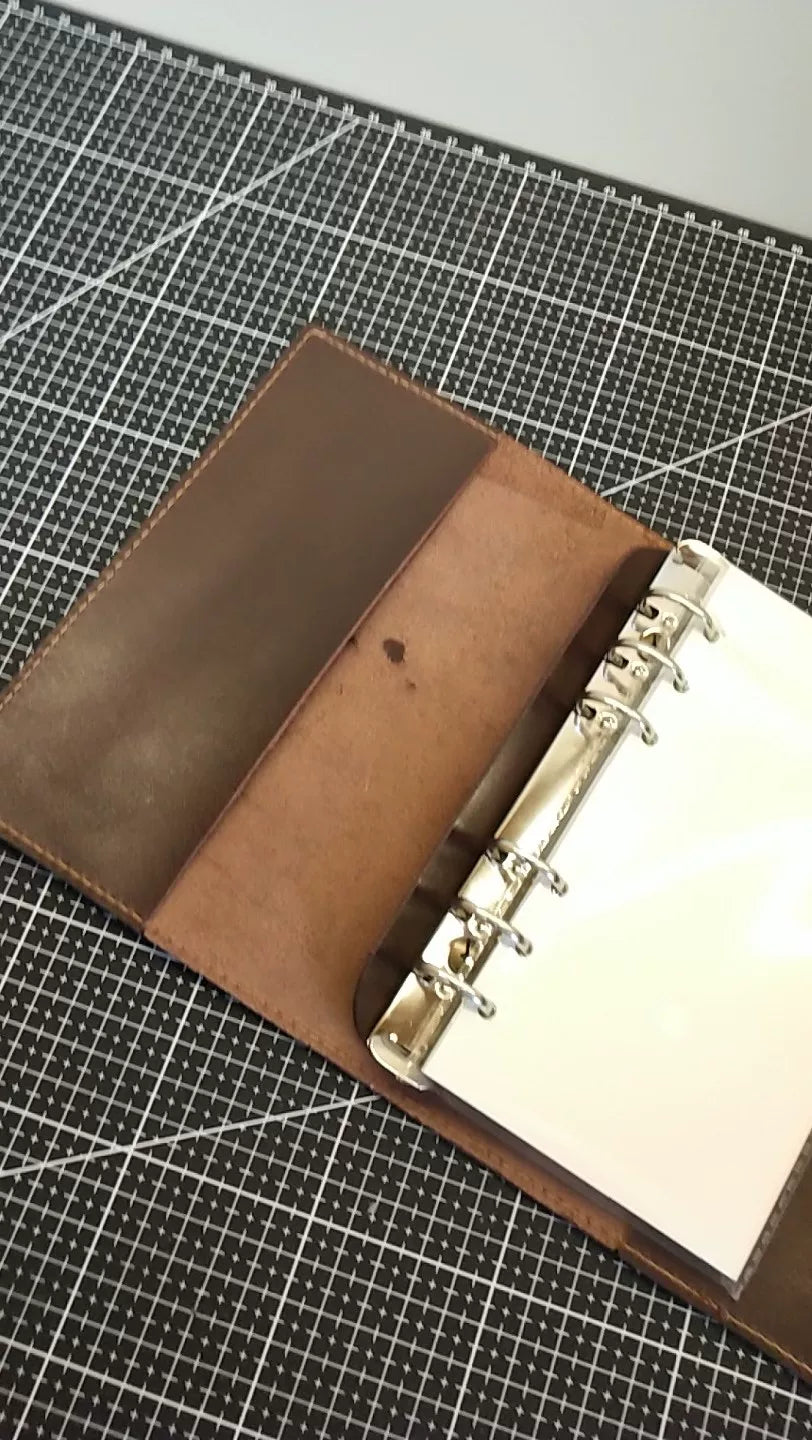 Capa de Caderno A6 em Couro Natural com Rebites de Latão