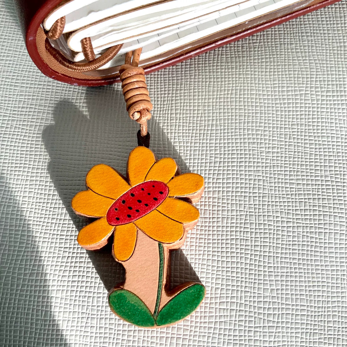 Handgemaakte leren charms meisje, kever en bloem